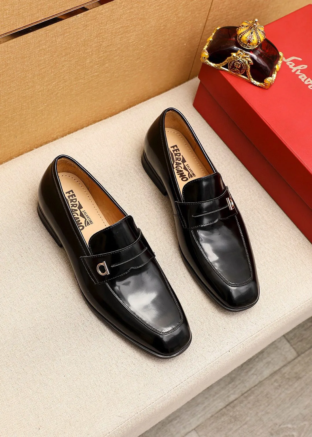 Men's shoes 💰480 💐 Product trademark: Ferragamo "Ferragamo" casual leather shoes Regular size: 38-44 (45🉑️customized) Product materials: Selected imported first-layer open-edge beaded cowhide upper + luxury hardware buckle, imported water-dyed cowhide leather lining. Strong three-dimensional visual effect, original rubber outsole Color: 3⃣️seed leather materials available
